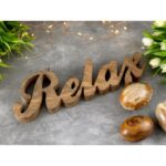 Houten figuur Relax – decoratieve letters – massief mangohout – 28x9cm