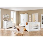 Pinolino Babykamer “Emilia” 4-delige Set – met kinderbed, een brede commode, een 2-deurs kledingkast en een wandplank