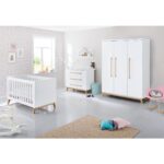 Pinolino Babykamer “Riva” 4-delige Set – met kinderbed, een brede commode, een grote kledingkast, en wandplank